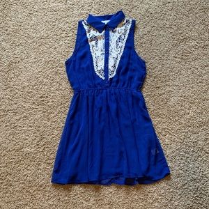 Shortsleeved buttoned dress with lace detail